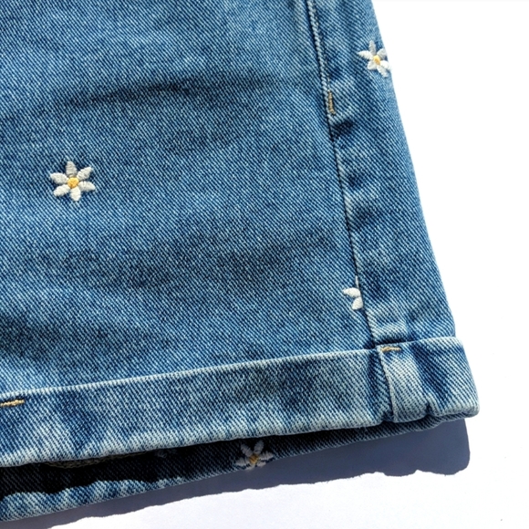 PacSun Raining Daisy Denim Jean Mom Shorts Size 22 - Picture 9 of 16